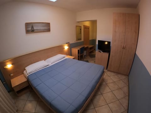 Bed, TV and multimedia, Bedroom