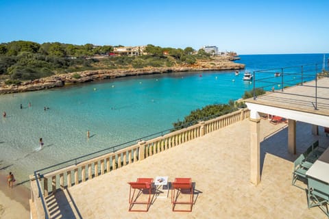Patio, Nearby landmark, Day, Natural landscape, View (from property/room), Balcony/Terrace, Dining area, Beach, Pool view, Sea view, Swimming pool, sunbed