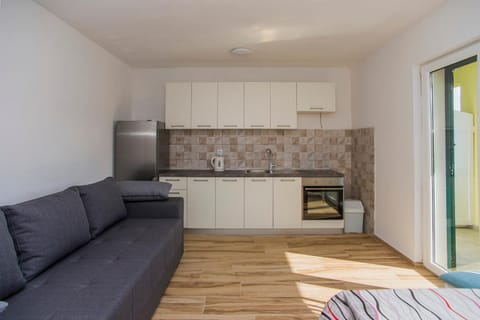 Kitchen or kitchenette, Living room, Seating area, Dining area