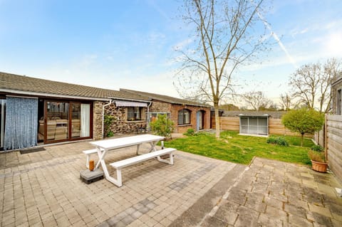 Property building, Garden, Dining area