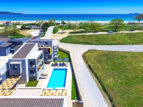 Property building, Bird's eye view, Beach, Beach, Pool view, Sea view, Swimming pool