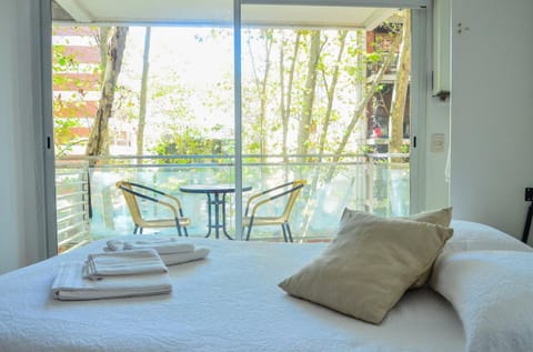 Bed, View (from property/room), Balcony/Terrace, Photo of the whole room, Dining area, Bedroom, City view, Quiet street view, towels