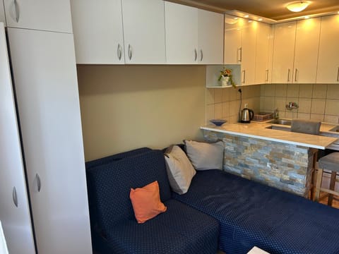 Bed, Seating area