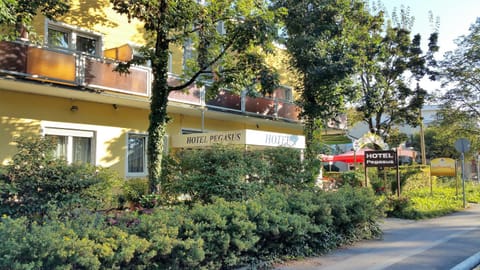 Facade/entrance