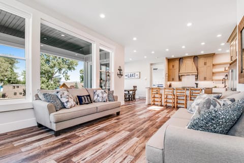 Marina View at Daisy Bay House in Garden City