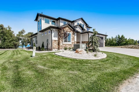 Marina View at Daisy Bay House in Garden City