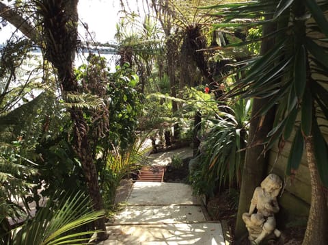 Neptune Coastal Haven Bed and Breakfast in Auckland