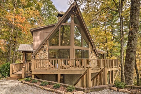 1 Mi to Town Chalet-Style Highlands Retreat House in Highlands