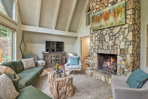 1 Mi to Town Chalet-Style Highlands Retreat House in Highlands