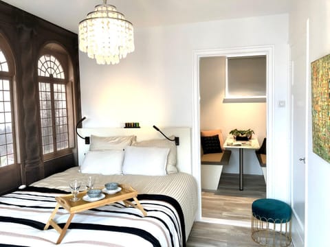 Bed, Seating area, Bedroom