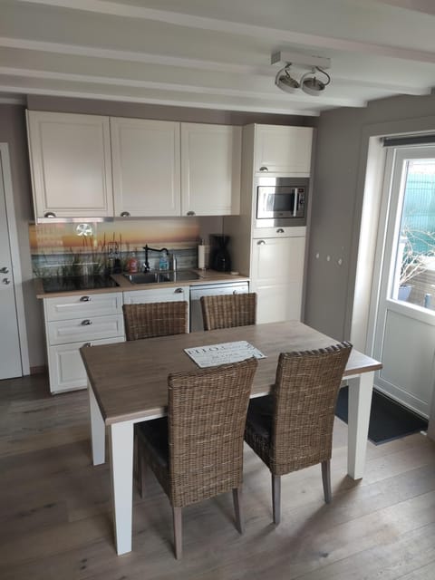Kitchen or kitchenette, Seating area