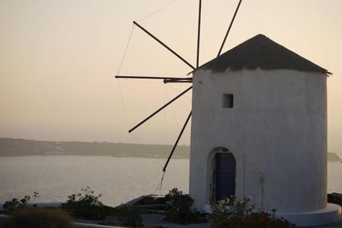 Lioyerma Windmill Villa With Outdoor Hot Tub Apartment in Oia