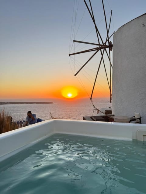 Lioyerma Windmill Villa With Outdoor Hot Tub Apartment in Oia