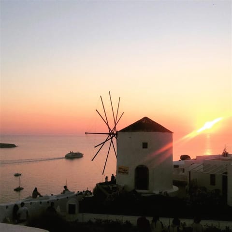 Lioyerma Windmill Villa With Outdoor Hot Tub Apartment in Oia