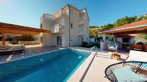 Property building, Patio, Day, Balcony/Terrace, Swimming pool