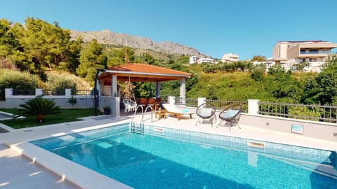 Patio, Swimming pool, sunbed