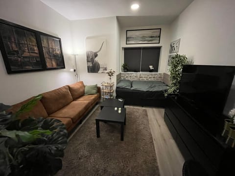 TV and multimedia, Seating area, Bedroom