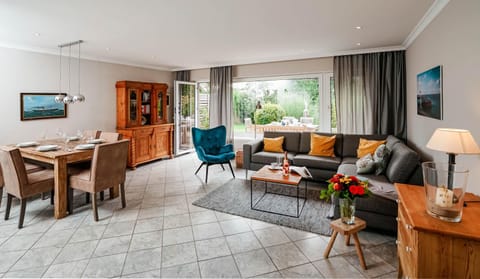 Communal lounge/ TV room, TV and multimedia, Living room, Seating area, Dining area