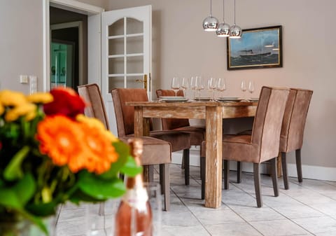 Seating area, Dining area