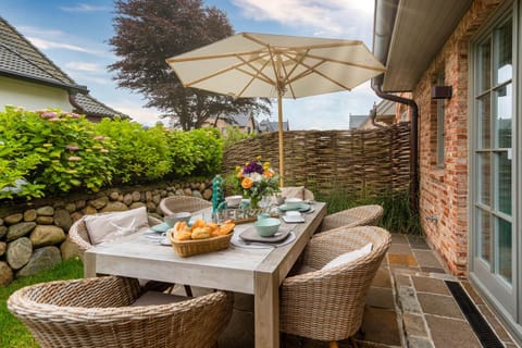 Day, Garden, Balcony/Terrace, Food and drinks, Seating area, Garden view