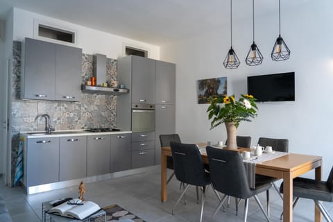 TV and multimedia, Kitchen or kitchenette, Living room, Dining area, locker, pet friendly, stove