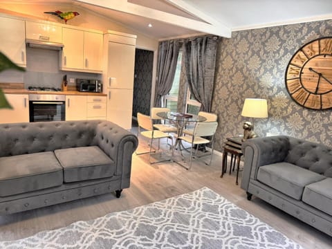 Welsh Villa-Hot Tub-Tenby-Carmarthen-Forestsetting Apartment in Wales