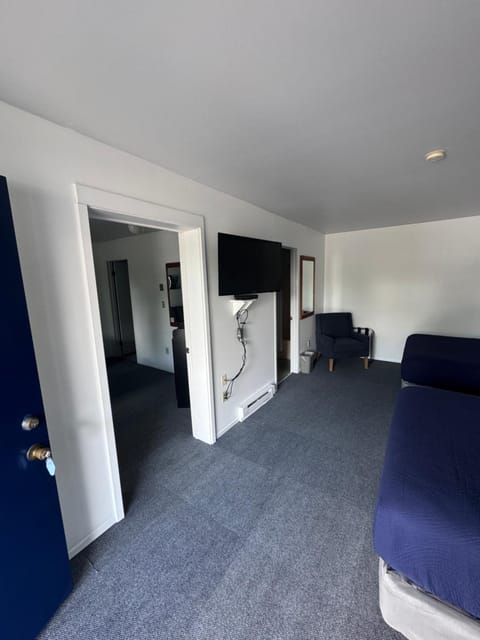 Bed, TV and multimedia, Bedroom