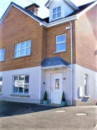 Hopefield Premium Holiday Home Portrush Sleeps 10 4 bedrooms House in Northern Ireland