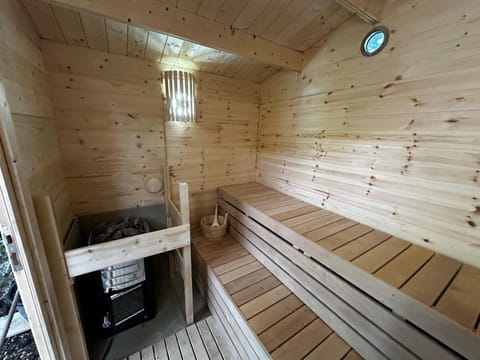 Retro Lodge nr Dartmoor with hot tub & opt sauna House in Bovey Tracey