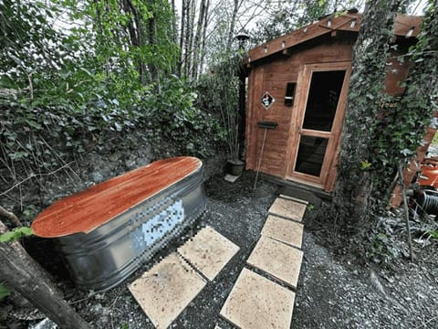 Retro Lodge nr Dartmoor with hot tub & opt sauna House in Bovey Tracey