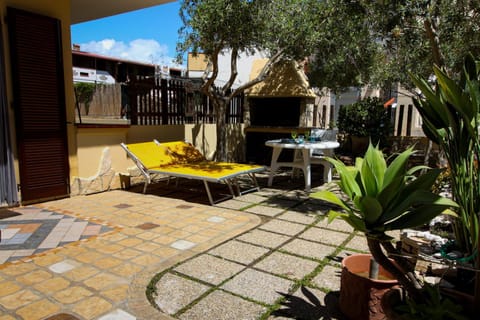 Property building, Patio, Day, Garden, Garden view, sunbed