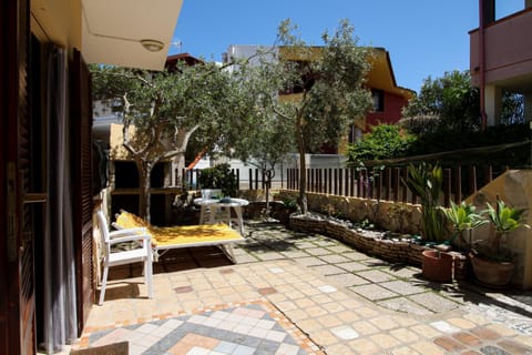 Property building, Patio, Spring, Day, Garden, sunbed