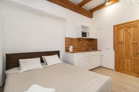 Bed, Kitchen or kitchenette, Photo of the whole room, Bedroom, oven