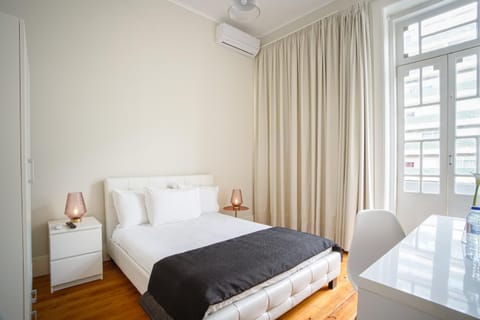 Bedroom, City view