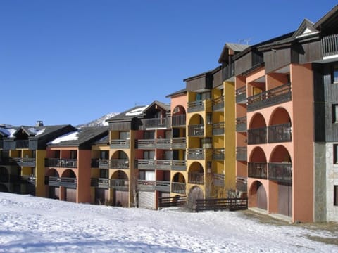 Duplex 3 pièces avec mezzanine, parking et balcon exposé sud sur les pistes - FR-1-266-64 Apartment in Montgenèvre