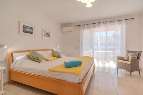 Bed, Photo of the whole room, towels