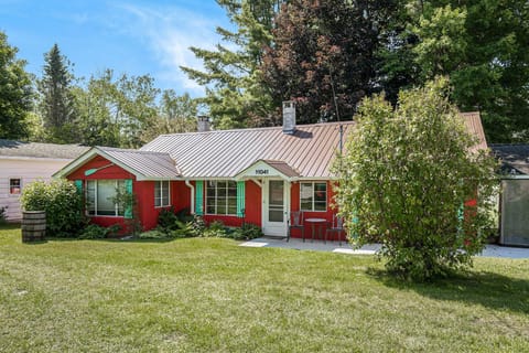 Retro on the River House in Honor