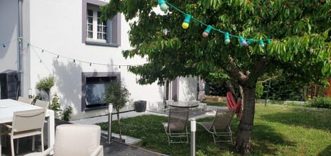 Patio, Spring, Day, Garden, Dining area, Garden view