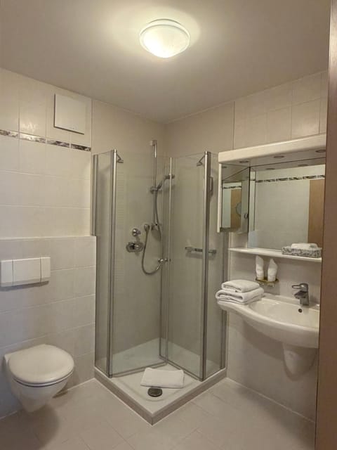 Shower, Bathroom, towels