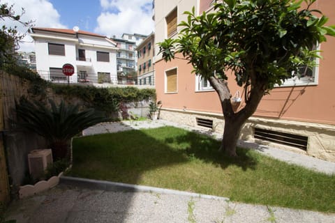 Appartamento con giardino a 50mt dal mare Apartment in Varazze