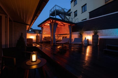 Property building, Night, Hot Tub, Balcony/Terrace, Lounge or bar, Seating area