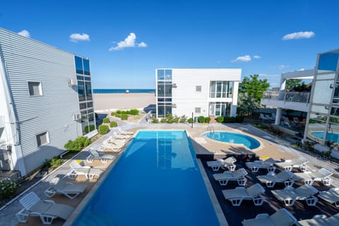 Pool view, Pool view