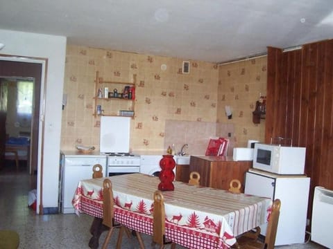 Restaurant/places to eat, Kitchen or kitchenette