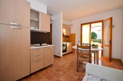 Kitchen or kitchenette, Dining area, stove