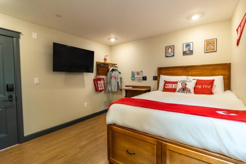 Bed, TV and multimedia, Bedroom