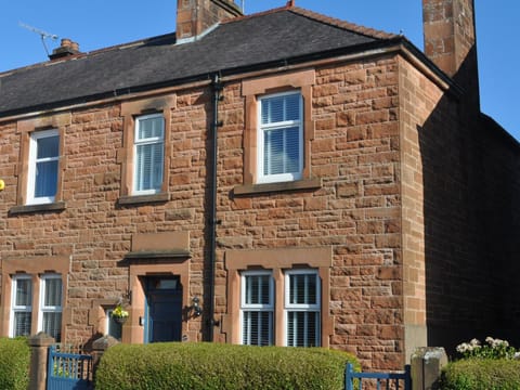 Stunning Period Townhouse with Garden, Walking Distance to Town House in Dumfries