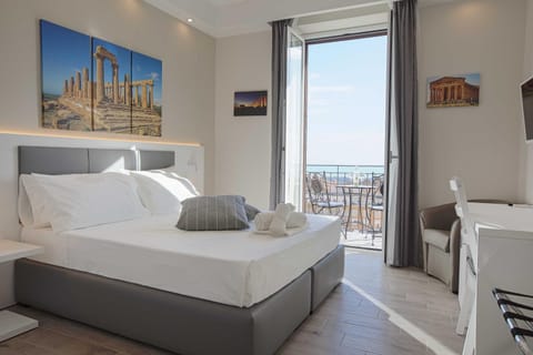 Photo of the whole room, Sea view