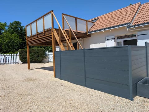 Property building, Facade/entrance, Balcony/Terrace, Parking