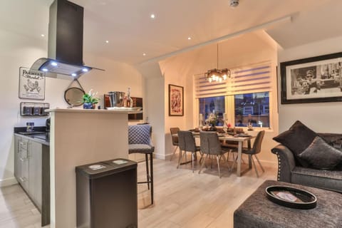 TV and multimedia, Kitchen or kitchenette, Living room, Seating area, Dining area, minibar, pet friendly