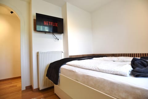 Bed, TV and multimedia, Photo of the whole room, Bedroom, towels